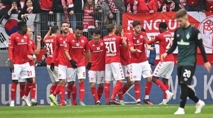 Vào! Nelson Weiper (Mainz) sút bóng bật ra vào góc phải phía dưới sau khi bóng đến chỗ anh ấy trong vòng cấm. Tỉ số là 2:2.