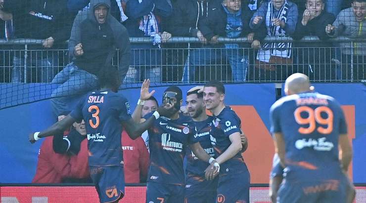 Teji Savanier (Montpellier) khống chế bóng gọn gàng sau một đường chuyền sắc bén của đồng đội tại rìa vòng cấm và cứa bóng vào góc cao bên trái khung thành, theo một phong cách đã thành thương hiệu của anh.