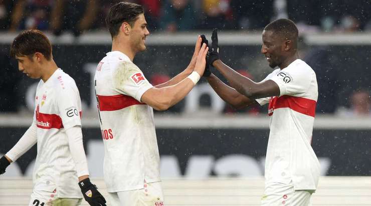 Serhou Guirassy (VfB Stuttgart) nhận một đường chuyền của đồng đội vào trong vòng cấm và ghi bàn bằng một cú sút chìm hoàn hảo vào chính giữa khung thành và qua thủ môn.