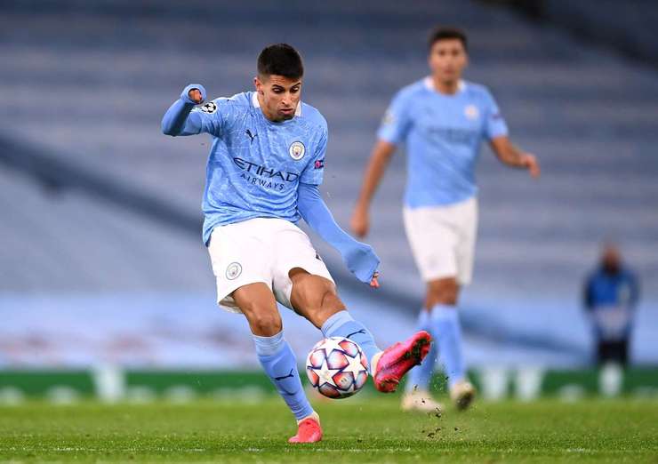 Joao Cancelo (Manchester City) có nhiều khoảng trống ở khu vực giữa sân và rất bất ngờ, anh quyết định sút tung cú sút rất mạnh từ xa. Ngạc nhiên hơn nữa là cú sút của anh đã đưa bóng vào góc thấp bên trái khung thành!