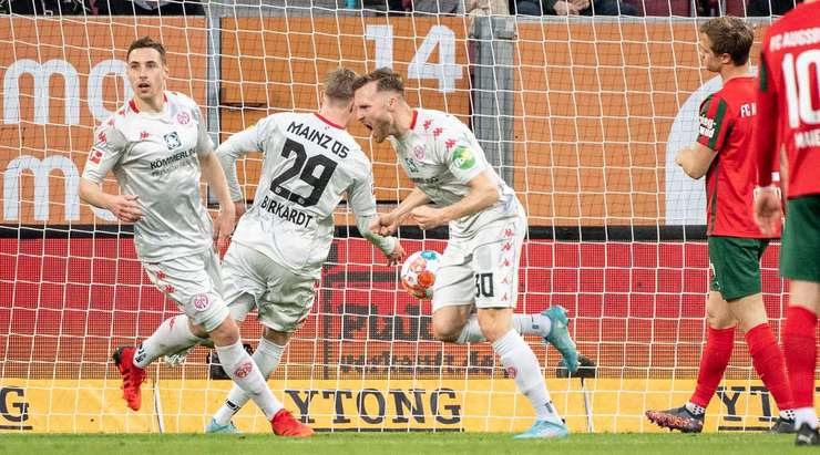 Bóng đã nằm trong lưới sau một pha dứt điểm xuất sắc của Silvan Widmer (Mainz)! Jean-Paul Boetius chọc khe rất sắc sảo và kiến tạo cơ hội cho Silvan Widmer (Mainz), người đã phản ứng rất nhanh để thoát xuống đối mặt với thủ môn và dứt điểm từ cự li gần vào góc thấp bên trái khung thành. Tỉ số bây giờ là 1:1.