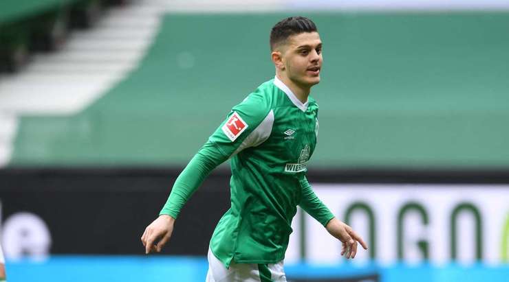 Vào! Milot Rashica (Werder Bremen) tinh quái dừng lại một nhịp trước khi sút, chờ cho thủ môn Peter Gulacsi đổ người trước khi bình tĩnh đưa bóng vào góc thấp bên phải.