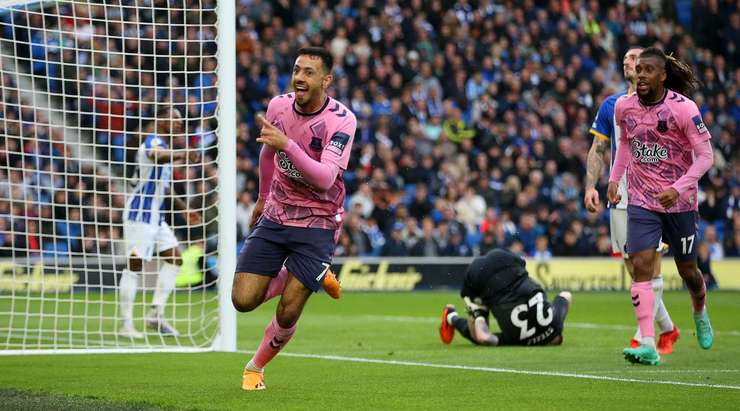 Đã có bàn thắng! Jason Steele (Brighton) ghi bàn, nhưng không may cho anh ấy, là một bàn phản lưới nhà.
