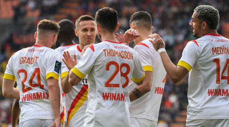 Vào! Adrien Thomasson (Lens) lấy bóng bật ra trong vòng cấm và sút thành bàn, vào bên phải mành lưới.