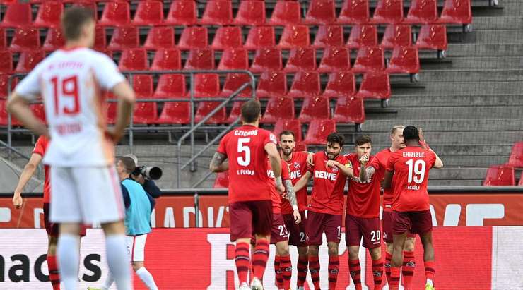 Vào! Một đường lob bóng của Jannes-Kilian Horn mở ra cơ hội cho Jonas Hector (Köln) và anh dễ dàng đánh bại thủ môn bằng một có đánh đầu cận thành về phía bên phải cầu môn. Tỉ số là 1:0.