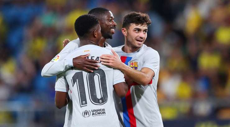 VÀO 0:4! Ousmane Dembele (Barcelona) đi bóng lắt léo vượt qua một vài hậu vệ đối phương trước khi tung cú sút từ rìa vòng cấm. Bóng chạm một cầu thủ khác và đổi hướng đi thẳng vào lưới.