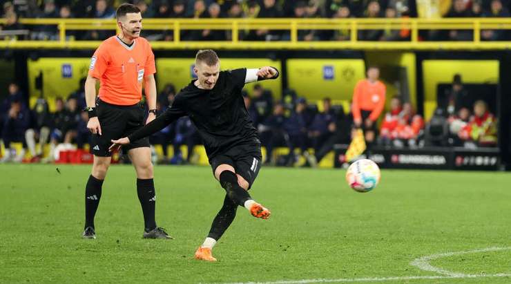 Marco Reus (Dortmund) ghi bàn từ quả đá phạt đưa bóng vào góc phải phía trên. Một cú sút tuyệt vời!