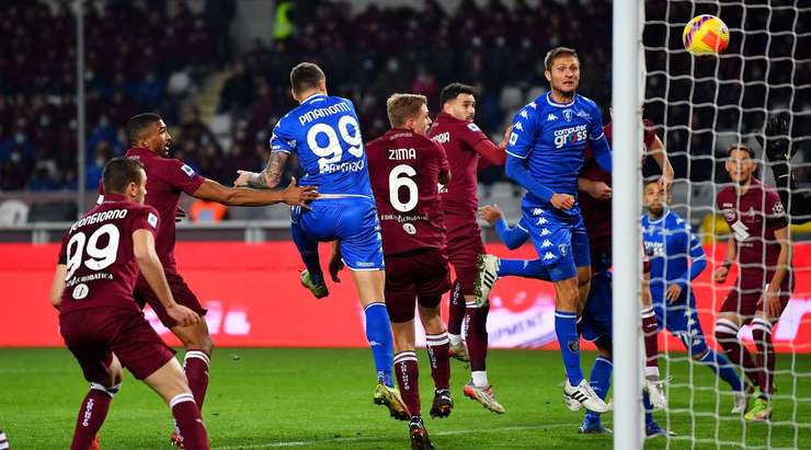 Bóng đã nằm gọn trong lưới! Simone Romagnoli (Empoli) ghi tên mình lên bảng tỉ số sau khi chuyển hóa thành công cơ hội từ quả phạt góc. Cầu thủ này có khoảng trống trong vòng cấm và bật cao đánh đầu đập đất vào sát mé trong cột dọc bên phải. Tỉ số là: 2:1!