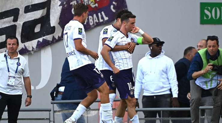 Brecht Dejaegere (Toulouse) nhận một đường chuyền thú vị bên trong vòng cấm và anh tung một cú sút chìm chuẩn xác vào góc thấp bên phải khung thành. Một pha dứt điểm rất hiểm!