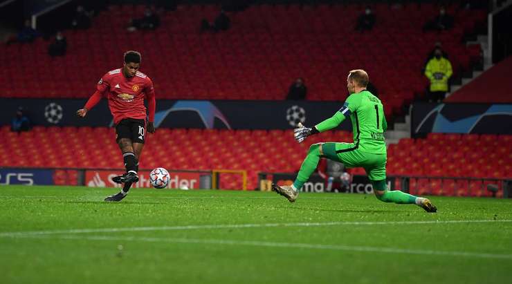 Marcus Rashford (Manchester United) nhận một đường chuyền thú vị bên trong vòng cấm và anh tung một cú sút chìm chuẩn xác vào góc thấp bên phải khung thành. Một pha dứt điểm rất hiểm!
