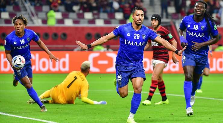Vào! Mohammed Al Burayk chuyền bóng cho Salem Al Dawsari (Al-Hilal) và cầu thủ này có một cú sút bị bị đổi hướng ngay trong vòng cấm, khiến thủ môn Diego Alves không thể làm gì được. 0:1.