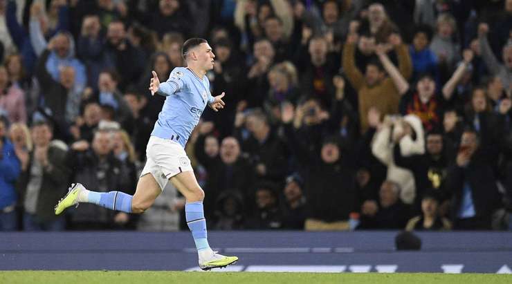 Phil Foden (Manchester City) đón bóng trống trải và từ rìa vòng cấm tung một cú sút bị làm chệch hướng và vượt qua Lukasz Fabianski không thể làm gì được. 3:0.