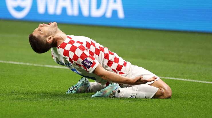 Vào - 1:1! Ivan Perisic chuyền bóng như đặt cho Andrej Kramaric (Croatia), người có một cú sút từ cự ly gần vào góc thấp bên phải mành lưới, dễ dàng đánh bại thủ môn.