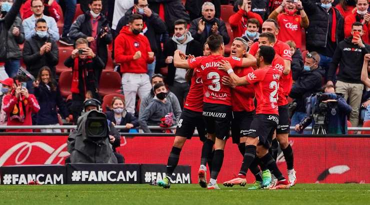 Vào! Salva Sevilla (Mallorca) giành chiến thắng trên chấm phạt đền bằng một cú sút không thể cản phá, vượt qua tầm với của thủ môn Jeremias Ledesma vào góc thấp bên phải.