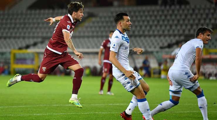 Ales Mateju (Brescia) ghi một bàn phản lưới xui xẻo sau khi anh vô tình làm đổi hướng một cú sút.