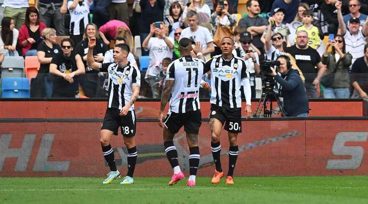 Bóng từ quả đá phạt tìm đến Nehuen Perez (Udinese), người đang ở một vị trí rất trống trải và anh đã ghi bàn với một cú đánh đầu sấm sét vào sát mép trong cột dọc bên trái. Một cú đánh đầu tầm xa siêu phẩm!