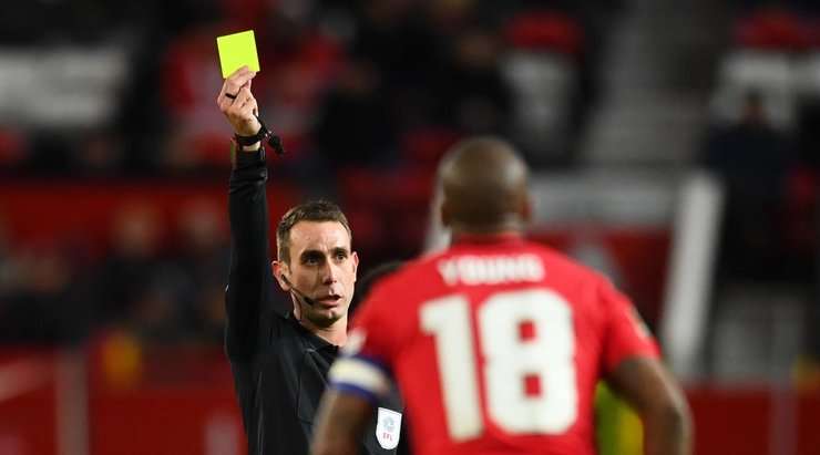David Coote rút thẻ vàng cho Ashley Young (Manchester United) vì pha phạm lỗi rõ ràng của anh ấy.