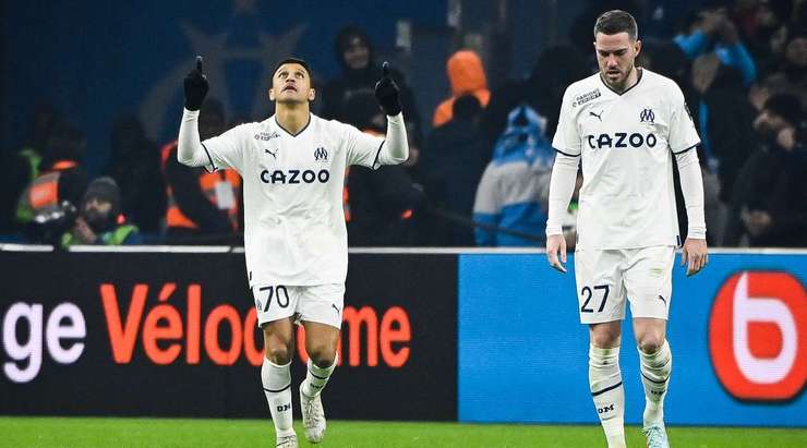 Vào! Alexis Sanchez (Marseille) đã có mặt đúng lúc đúng chỗ để chộp lấy bóng bật ra trong vòng cấm, và anh ấy sút bóng thành bàn. Tỉ số là 1:1.