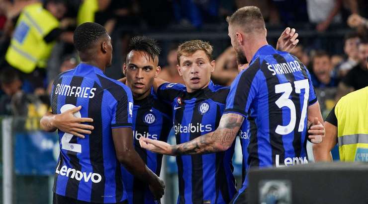 Lautaro Martinez (Inter) tìm thấy khoảng trống bên trong vòng cấm để đón một quả tạt tuyệt đẹp và tung một cú sút chìm chính xác đưa bóng vào góc phải phía dưới khung thành.