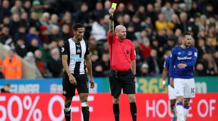 Isaac Hayden (Newcastle Utd) bị phạt thẻ vàng vì phạm luật.