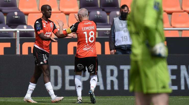 Vào! Yoane Wissa (Lorient) giành chiến thắng trên chấm phạt đền bằng một cú sút không thể cản phá, vượt qua tầm với của thủ môn Paul Bernardoni vào góc thấp bên phải.