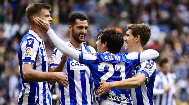 Takefusa Kubo thực hiện một quả tạt bổng chính xác vào vòng cấm. David Silva (Real Sociedad) đón bóng và dứt điểm với một cú sút nhanh, bóng đi dội chân cột dọc bên trái vào lưới. Thủ môn đã không có cơ hội nào để cản phá! Tỉ số đã được thay đổi thành: 2:0.