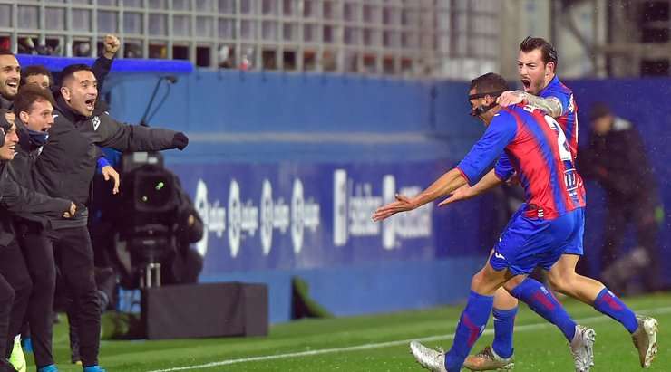 Esteban Burgos (Eibar) ghi tên mình lên bảng tỉ số bằng một cú đánh đầu chuẩn xác vào phía trong cột dọc bên phải!