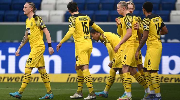 Bàn thắng đến từ một tình huống phối hợp đồng đội tuyệt vời! Erling Haaland (Dortmund) đón một đường chuyền hoàn hảo và tung một cú sút chìm xuất sắc vào giữa khung thành. Thủ môn không thể làm gì với những cú sút như thế.