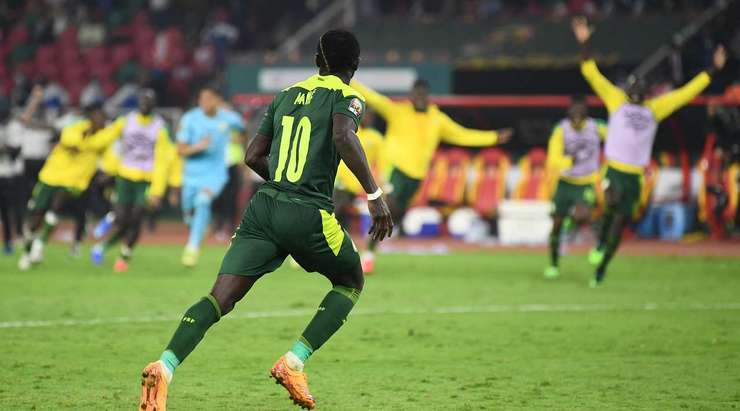 Sadio Mane (Senegal) tự tin thực hiện quả phạt đền về phía bên trái khung thành.
