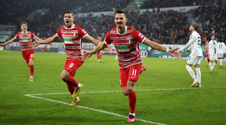 Mergim Berisha (Augsburg) đón một đường chuyền bổng chính xác vào trong vòng cấm và tung một cú sút vào giữa khung thành, làm tung lưới thủ môn đối phương.