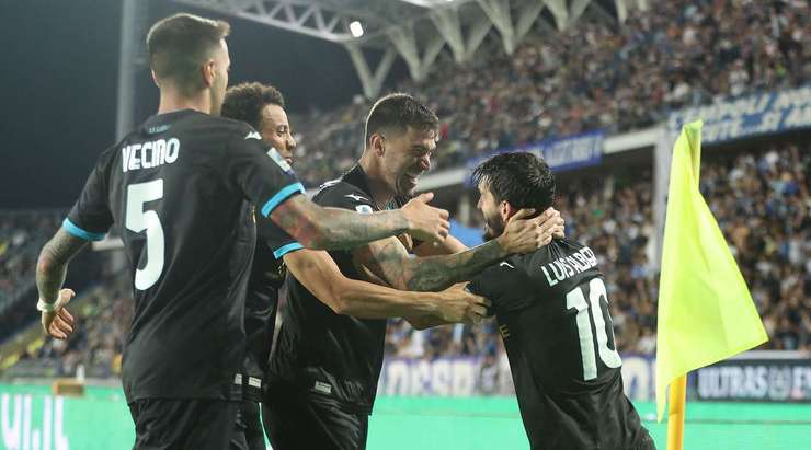 Vàoo! Luis Alberto nhận trách nhiệm thực hiện quả phạt góc, còn Alessio Romagnoli (Lazio) là người đã chạm được đầu vào quả bóng và đưa nó vào góc phải khung thành. Tỉ số là 0:1.