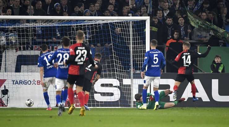 Vào! Marius Wolf chuyền bóng đến chân của Pascal Kopke (Hertha Berlin), người đứng trước mành lưới trống và không gặp khó khăn đệm bóng vào khung thành. 0:1.