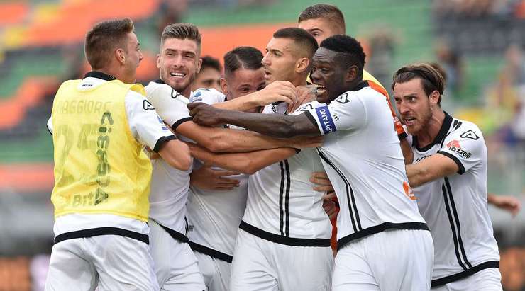 Vào! Mehdi Bourabia (Spezia) len lỏi qua các cầu thủ đối phương trước khi tung một cú sút tuyệt diệu từ rìa vòng cấm vào góc cao bên trái mành lưới. Thủ môn Niki Maenpaa đã không có cơ hội nào để chạm vào quả bóng. Tỉ số là 1:2.
