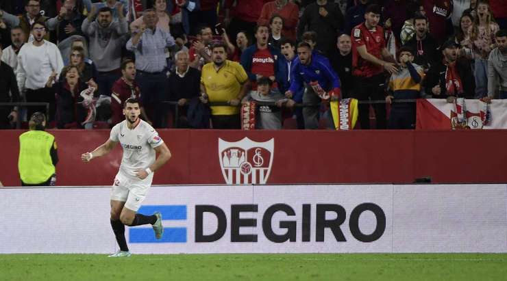 Alex Telles treo một quả tạt bổng đẹp mắt vào vòng cấm, nơi Rafa Mir (Sevilla) bật cao đánh đầu về phía bên phải khung thành, đánh bại thủ môn. 1:2.