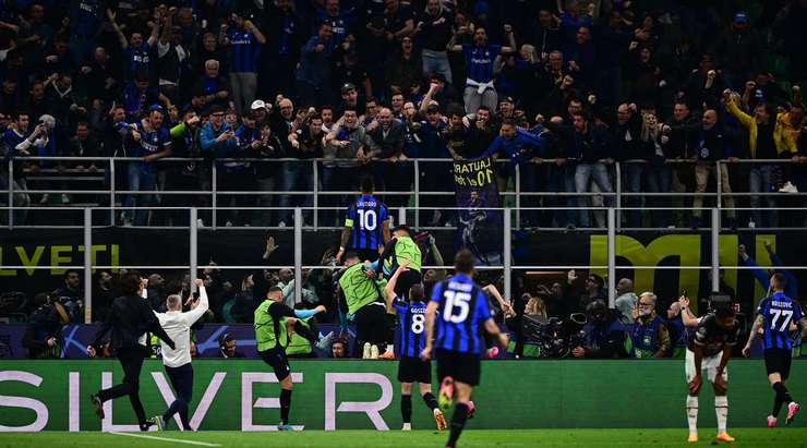 Tỉ số là 1:0! Romelu Lukaku chuyền bóng cho Lautaro Martinez (Inter) trong vòng cấm, người không bị ai kèm và sút bóng vào góc trái phía dưới.