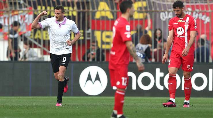 Daniel Ciofani (Cremonese) nhận một đường chuyền của đồng đội vào trong vòng cấm và ghi bàn bằng một cú sút chìm hoàn hảo vào mép trong cột dọc bên trái.