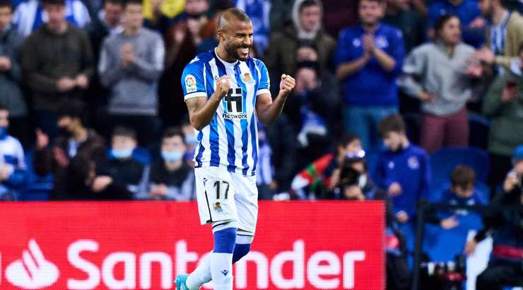 Vào! Rafinha (Real Sociedad) sút bóng thành bàn từ cự li rất gần sau khi đón một đường chuyền. Kiến tạo bởi Mikel Oyarzabal. Tỉ số là 2:0.