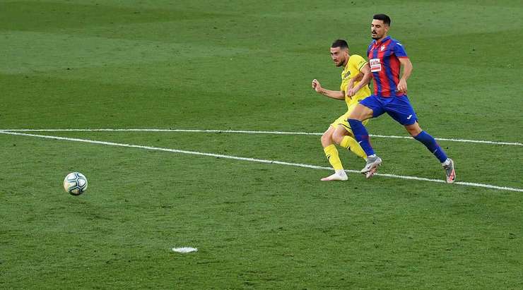 Vào! Moi Gomez (Villarreal) với một pha dứt điểm tuyệt vời trong vòng cấm. Anh ấy tạo khoảng trống cho mình sau khi khống chế gọn gàng một đường chuyền từ đồng đội và sút bóng vào góc thấp bên phải khung thành.