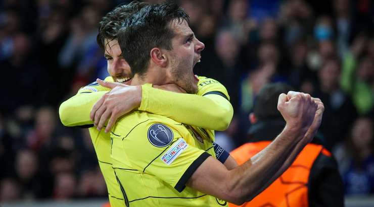 Vào! Cesar Azpilicueta (Chelsea) khống chế đẹp mắt một đường chuyền hơi mạnh của Mason Mount ở một vị trí trong vòng cấm. Anh chạy cắt mặt một hậu vệ và sút bóng vào bên phải khung thành, làm tung lưới thủ môn đối phương. Tỉ số là 1:2.