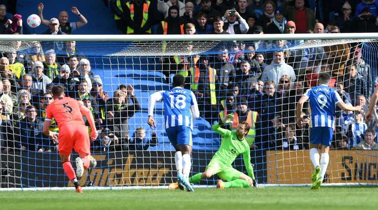 Neal Maupay (Brighton) đá hỏng quả phạt đền! Pha dứt điểm thiếu chính xác của anh đã đi vọt xà ngang rất xa. Bóng đã ở ngoài sân và sẽ có một quả phát bóng lên cho Norwich.