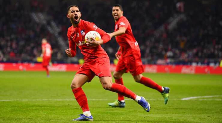 Matheus Cunha (Atl. Madrid) nhận bóng ở một vị trí sâu bên trong vòng cấm từ tình huống bóng bật ra sau quả phạt góc. Anh đã đánh bại thủ môn với một cú sút sắc bén! Các cổ động viên đang ăn mừng!