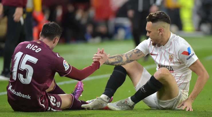 Lucas Ocampos (Sevilla) làm ngã đối phương với một pha tắc bóng thô bạo.