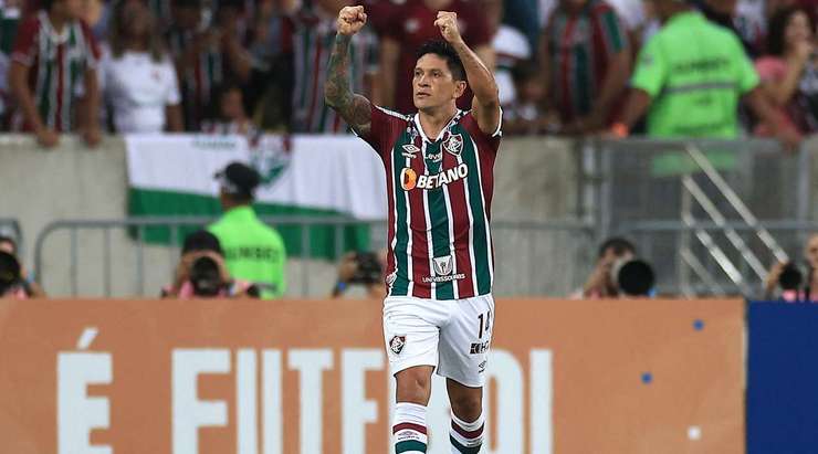 German Cano (Fluminense) tăng tốc vào vòng cấm đối phương với một màn đi bóng độc diễn đáng kinh ngạc và sút bóng về phía khung thành. Bóng đi vào góc cao bên trái, đập cột dọc vào lưới. Một cú sút thực sự không thể cản phá!