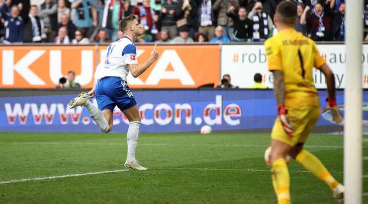 Vào! Marius Bulter (Schalke) giành chiến thắng trên chấm phạt đền bằng một cú sút không thể cản phá, vượt qua tầm với của thủ môn Rafal Gikiewicz vào góc thấp bên trái.