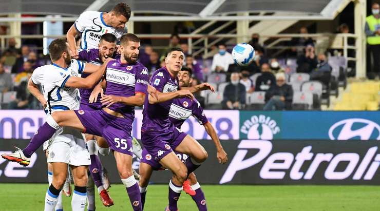 Edin Dzeko (Inter) nhảy cao nhất để đón bóng từ quả phạt góc được thực hiện hoàn hảo bởi Hakan Calhanoglu. Cú đánh đầu của anh đã đi đập đất vào ngay giữa khung thành, đưa bóng ra sau lưng thủ môn. Tỉ số là 1:2.