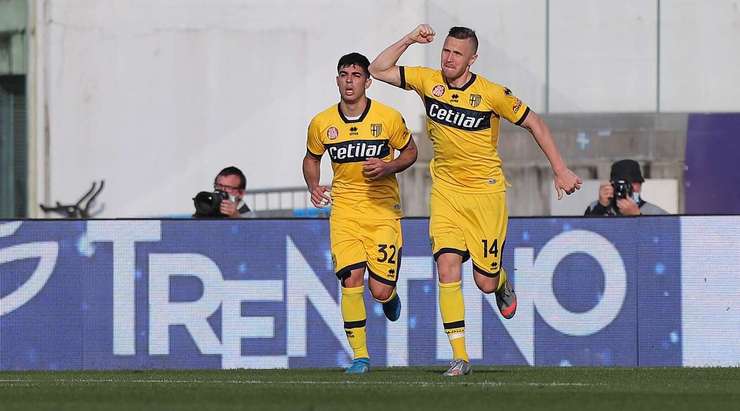 Một pha dứt điểm tuyệt diệu! Jasmin Kurtic (Parma) canh thời điểm hoàn hảo để đón một quả tạt và sút bóng sấm sét từ sâu trong vòng cấm vào phía bên trái mành lưới!