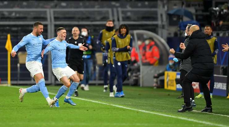 Vào! Phil Foden (Manchester City) đã không do dự tung cú sút ngay ngoài vòng cấm. Đó là một cú sút căng tuyệt đẹp vào góc thấp bên phải khung thành, đánh bại thủ môn đối phương.