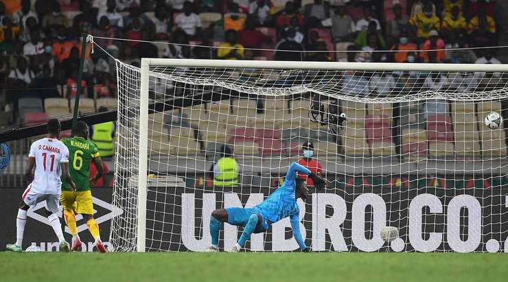 Vào - 1:0! Moussa Doumbia chuyền bóng như đặt cho Massadio Haidara (Mali), người có một cú sút từ cự ly gần vào góc cao bên phải khung thành, đánh bại thủ môn.