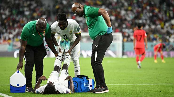 Gideon Mensah (Ghana) đang nằm sân trong đau đớn và anh cần sự chăm sóc y tế. Chúng ta vẫn chưa thể xác định được mức độ nghiêm trọng của chấn thương vừa rồi.