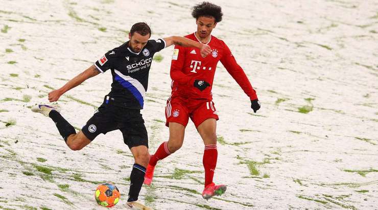 Manuel Prietl (Arminia Bielefeld) bị phạt vì pha tắc bóng rắn với đối phương.